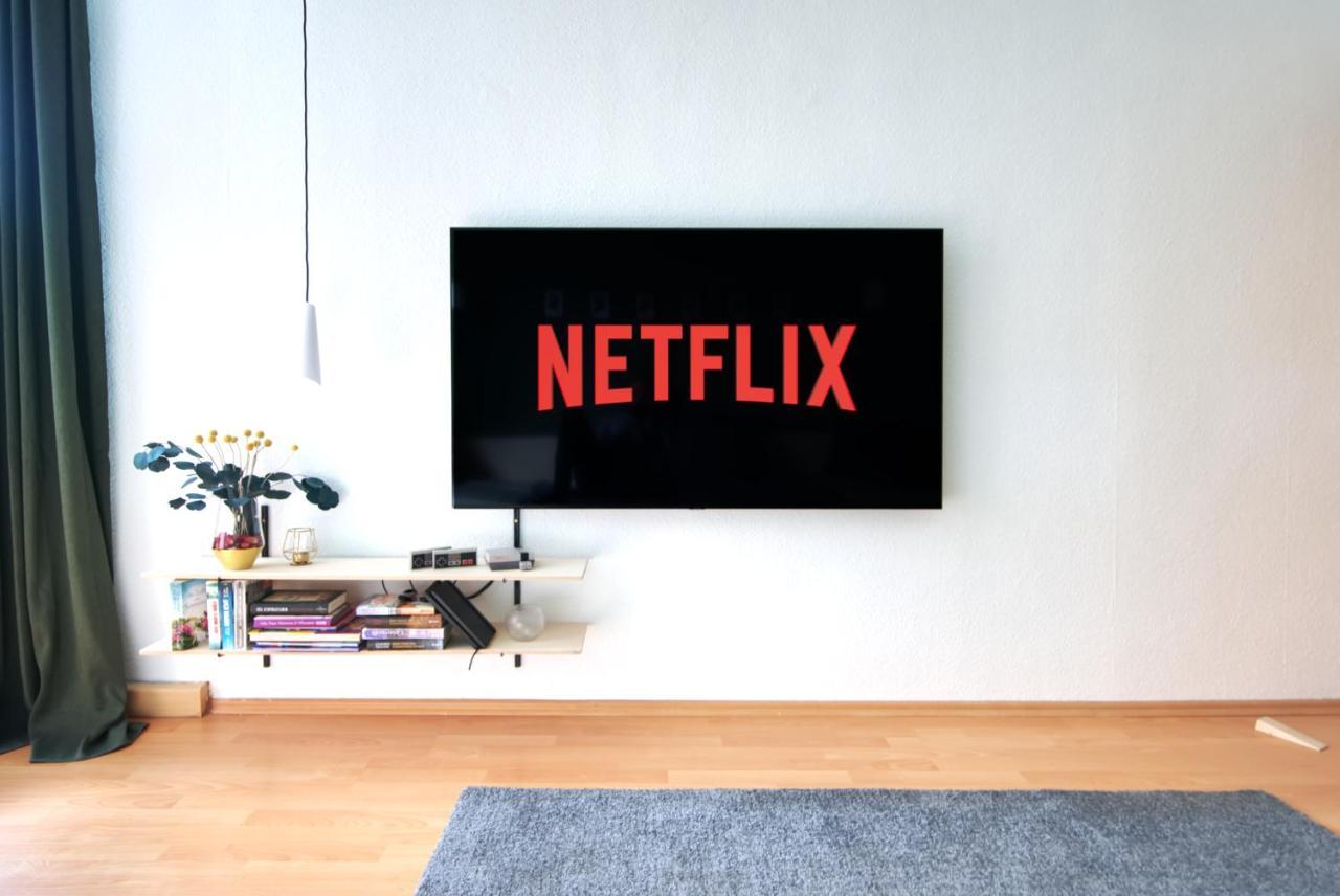 Vonbehling Boutique Apartment Mit 65Zoll Tv Und Designerstuecken Halle  Zewnętrze zdjęcie